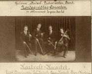800077 Groepsportret van het Hartvelt Kwartet uit Utrecht, bestaande uit (v.l.n.r.) Evert Brantenaar (2e viool), Piet ...